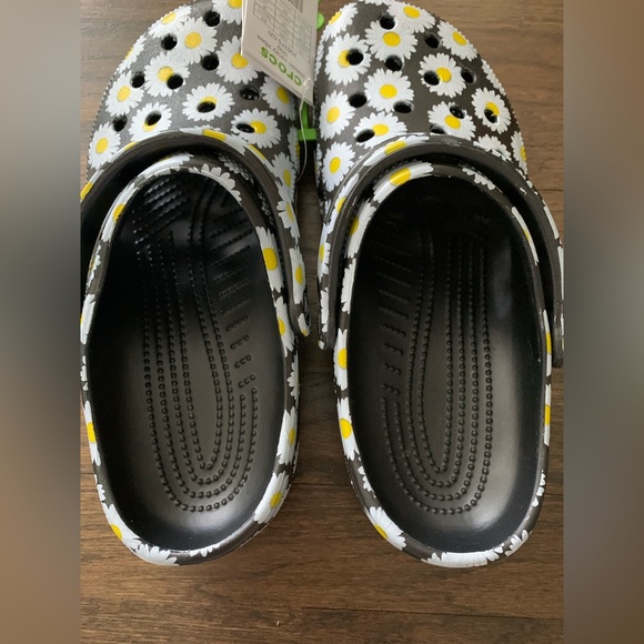 Crocs Classic Vacay Vibes Clog in Daisy 🌼 Print - Picture 2 of 7